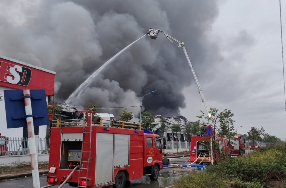 Lực lượng cứu hỏa nỗ lực dập tắt đám cháy