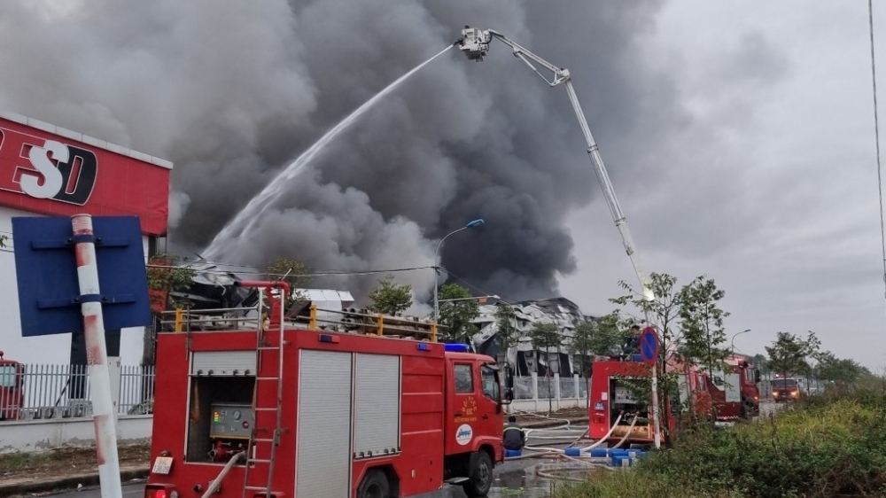 Bắc Ninh: Cháy lớn thiêu rụi hàng ngàn mét vuông nhà xưởng
