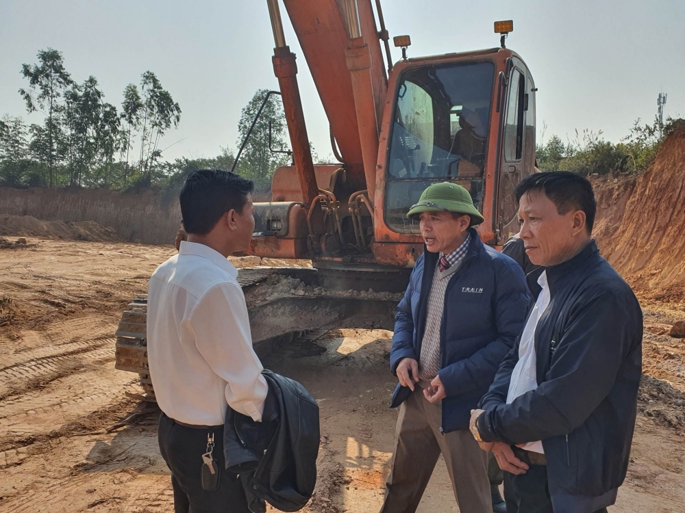 Phương tiện bị tạm giữ do khai thác đất trái phép tại xã Kim Long, huyện Tam Dương