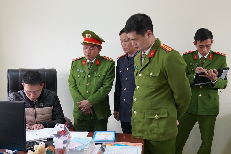 Công an tỉnh Hòa Bình khám xét nơi làm việc của bị can Trịnh Thành Công, Giám đốc Trung tâm Đăng kiểm xe cơ giới (Nguồn: Công an tỉnh Hòa Bình)