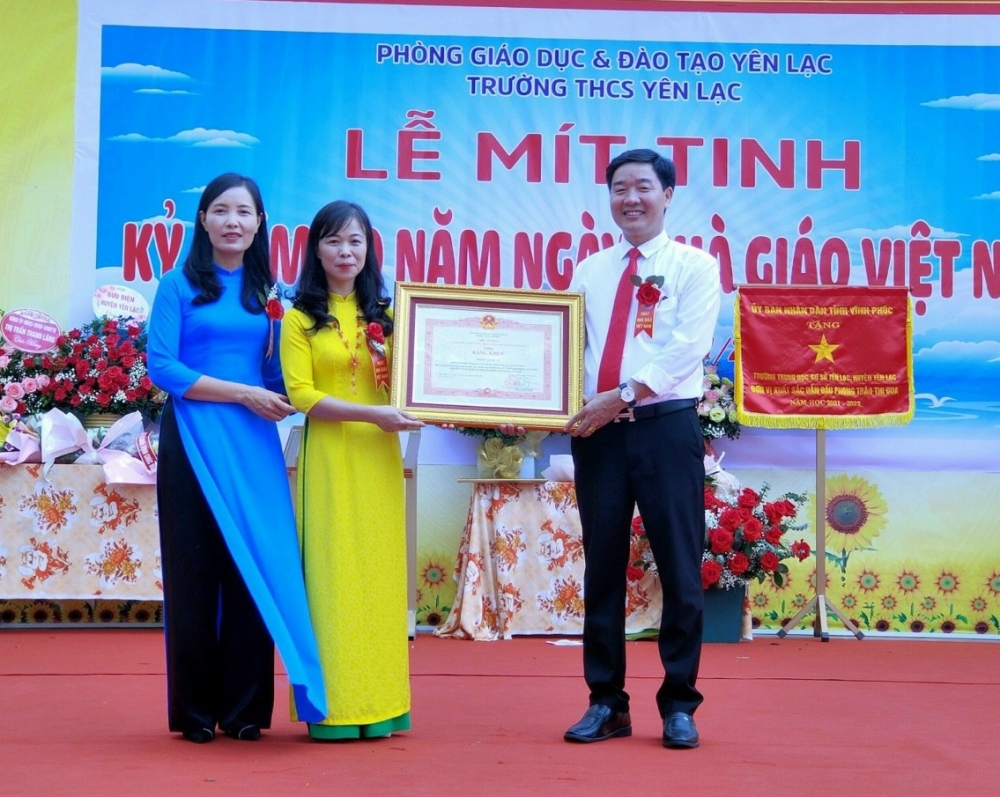 Đ/c Phạm Kiều Hưng - BTCB, Hiệu trưởng trao Bằng khen của Thủ tướng Chính phủ cho giáo viên Dương Thị Đức Ái.