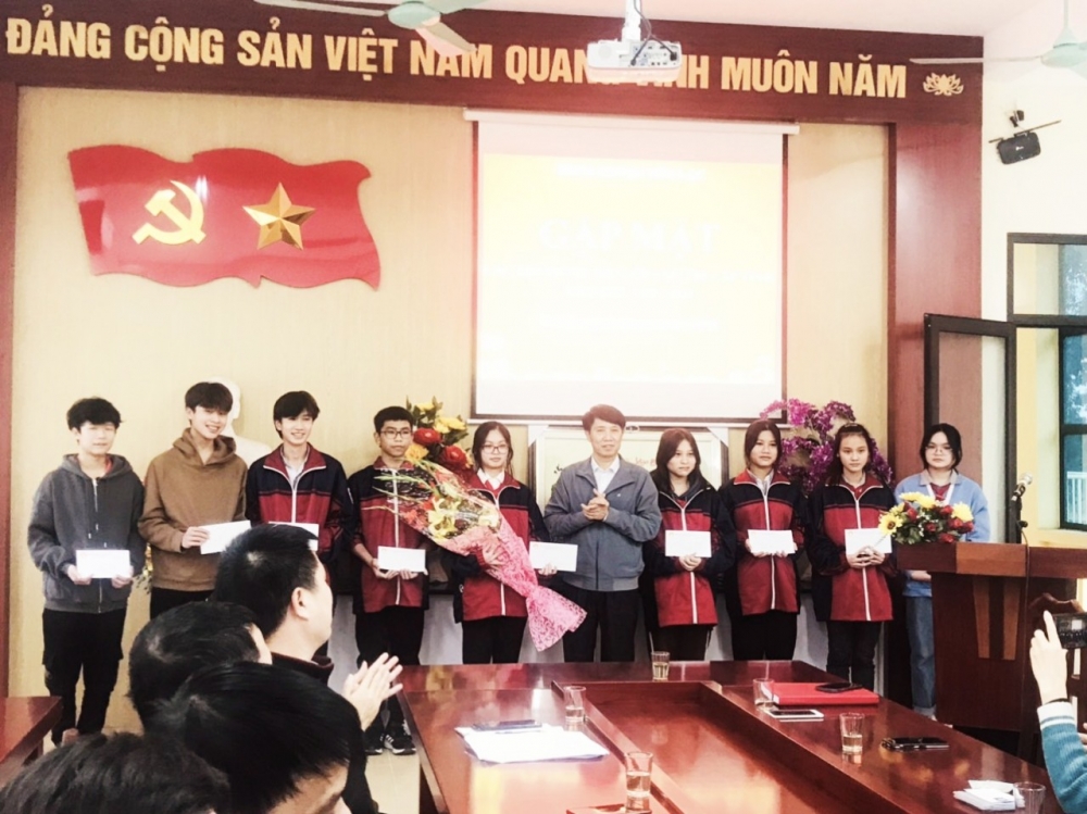 Đ/c Nguyễn Lê Huy - UVBTV, PCT huyện Yên Lạc gặp mặt ĐT HSG 9 thi tỉnh.