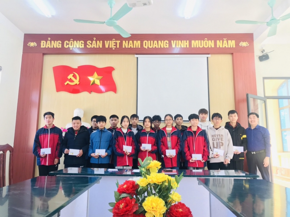 Đ/c Phạm Kiều Hưng - BTCB, Hiệu trưởng gặp mặt ĐT HSG 9 thi tỉnh.