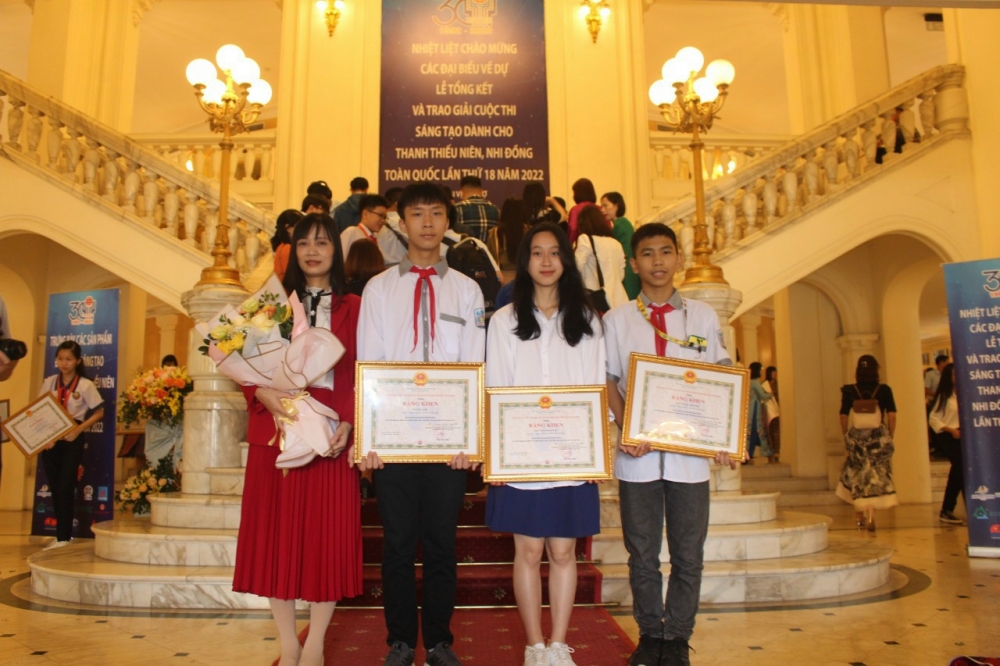 H/s trường THCS Yên Lạc nhận giải cấp Quốc gia cuộc thi Sáng tạo Thanh thiếu niên, nhi đồng toàn quốc năm 2022