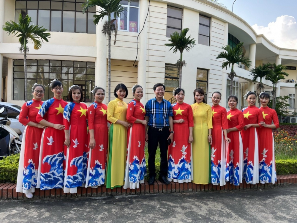 CB, Gv trường THCS Yên Lạc tham gia Hội thi văn nghệ chào mừng 40 năm Ngày Nhà giáo Việt Nam 20/11/2022.