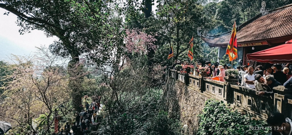 Vĩnh Phúc: Hàng nghìn người đổ về lễ hội Tây Thiên để thắp hương tưởng nhớ Quốc mẫu