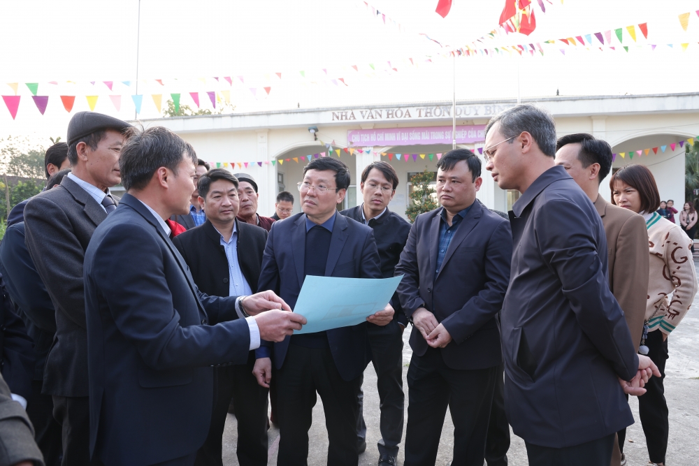 Chủ tịch UBND tỉnh Lê Duy Thành kiểm tra việc xây dựng Làng văn hóa kiểu mẫu thôn Duy Bình, xã Vĩnh Ninh. 