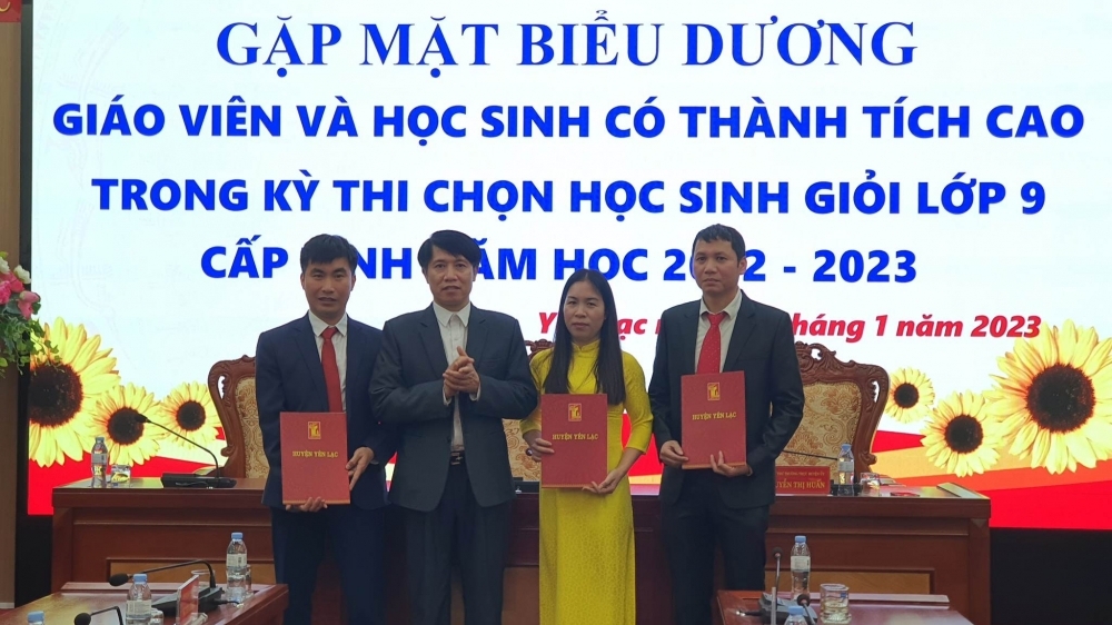 Huyện Yên Lạc (Vĩnh Phúc): Khen thưởng học sinh có thành tích cao trong kỳ thi HSG lớp 9 cấp tỉnh