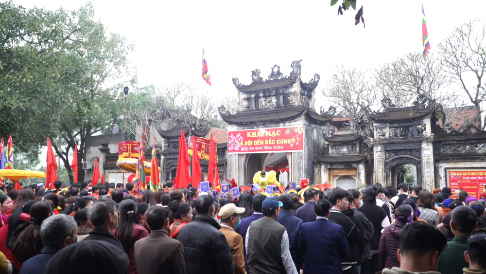 Đông đảo người dân và du khách thập phương về chiêm bái, cầu mong bình an trong ngày đầu khai mạc lễ hội