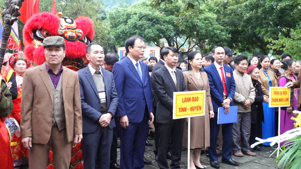 Các đồng chí lãnh đạo Huyện uỷ - UBND huyện dự lễ khai mạc lễ hội Đền Bắc Cung