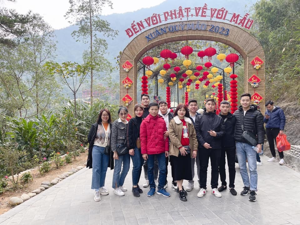 Nhiều bạn trẻ chụp ảnh lưu niệm khi đến Tây Thiên