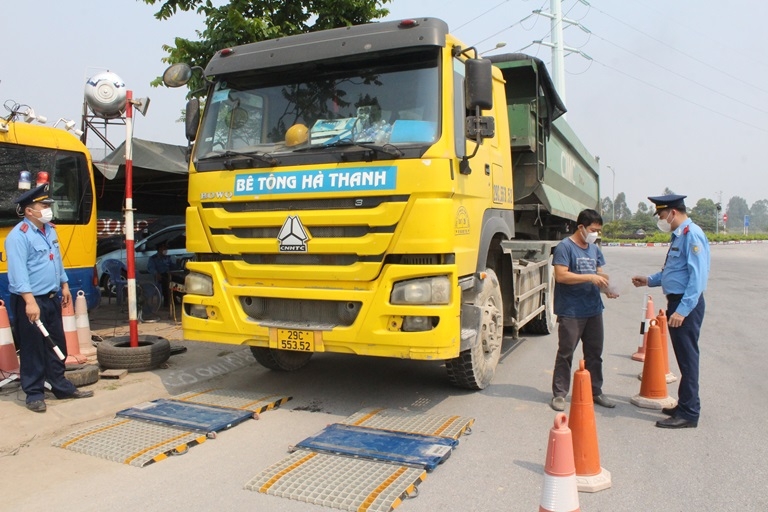 Lực lượng Thanh tra Sở Giao thông vận tải triển khai các biện pháp nghiệp vụ, xử lý nghiêm xe vi phạm chở quá khổ, quá tải. 