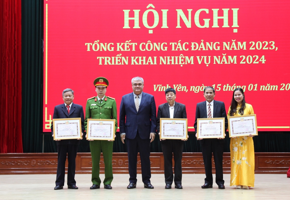 Chủ tịch UBND thành phố Vĩnh Yên Nguyễn Việt Phương trao Giấy khen tặng các chi bộ đã có thành tích xuất sắc trong thực hiện nhiệm vụ năm 2023.