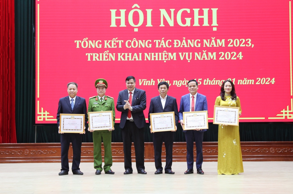 Bí thư Thành ủy Vĩnh Yên Nguyễn Ngọc Bình trao Giấy khen tặng các tổ chức cơ sở Đảng đã có thành tích xuất sắc trong thực hiện nhiệm vụ năm 2023. 