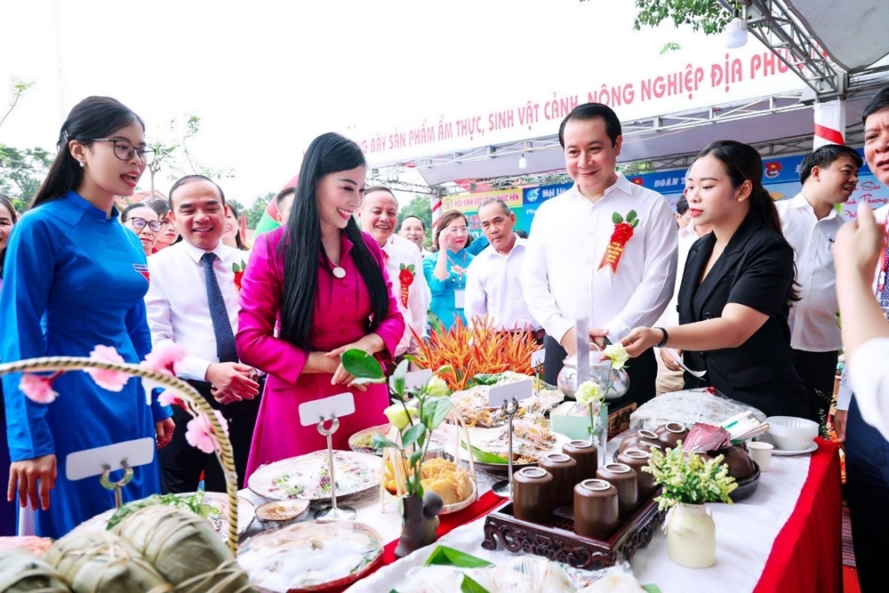 Lãnh đạo Tỉnh uỷ tham quan gian hàng trưng bày các sản phẩm đặc trưng của làng văn hoá kiểu mẫu thành phố Phúc Yên.