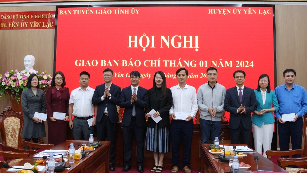 Huyện Yên Lạc: Khen thưởng Báo Tuổi trẻ Thủ đô bài viết về Nông thôn mới