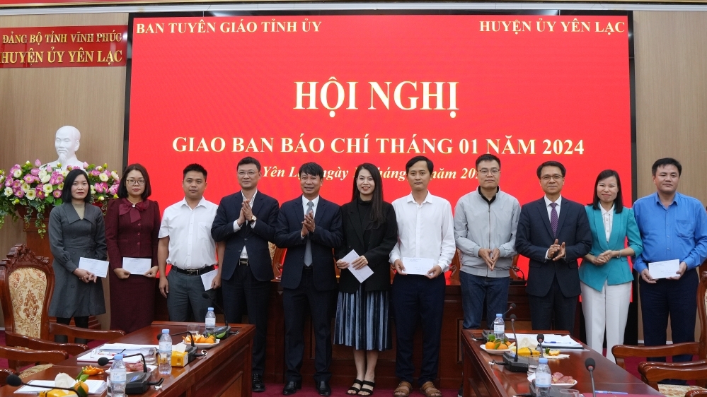 Huyện Yên Lạc: Khen thưởng Báo Tuổi trẻ Thủ đô bài viết về Nông thôn mới