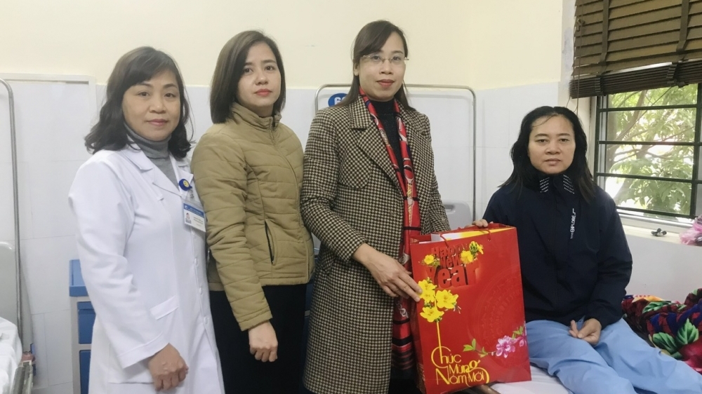 Hội Nhà báo tỉnh Vĩnh Phúc tặng quà Tết cho các gia đình khó khăn