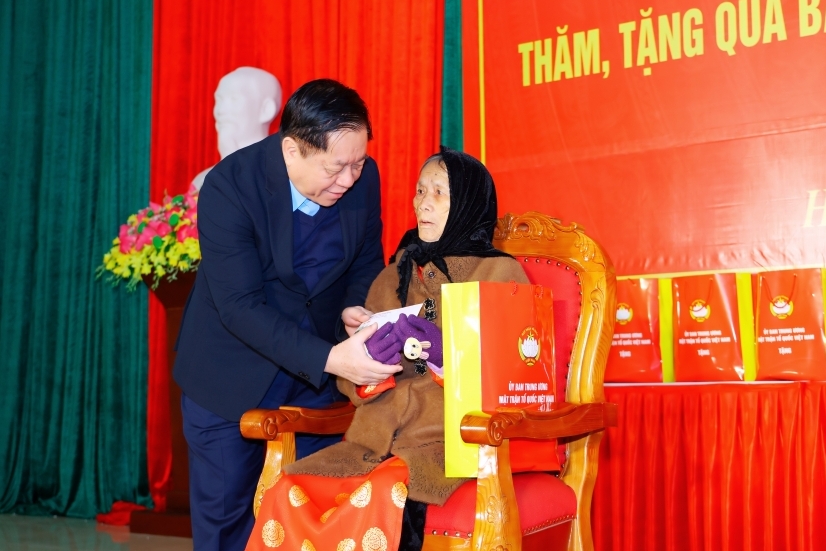 Trưởng Ban Tuyên giáo Trung ương tham dự Chương trình Tết Nhân ái tại Vĩnh Phúc