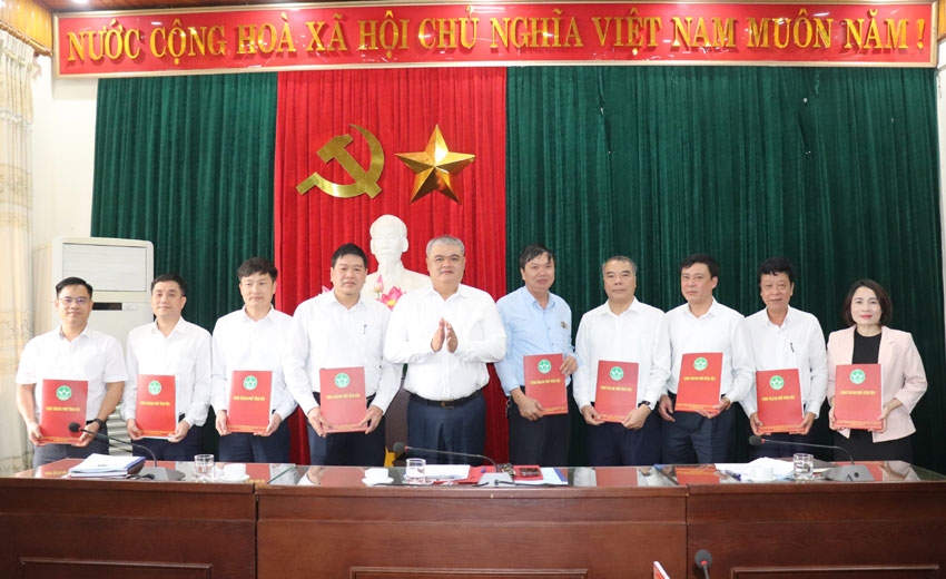 Chủ tịch UBND thành phố Nguyễn Việt Phương giao chỉ tiêu cho các xã, phường.