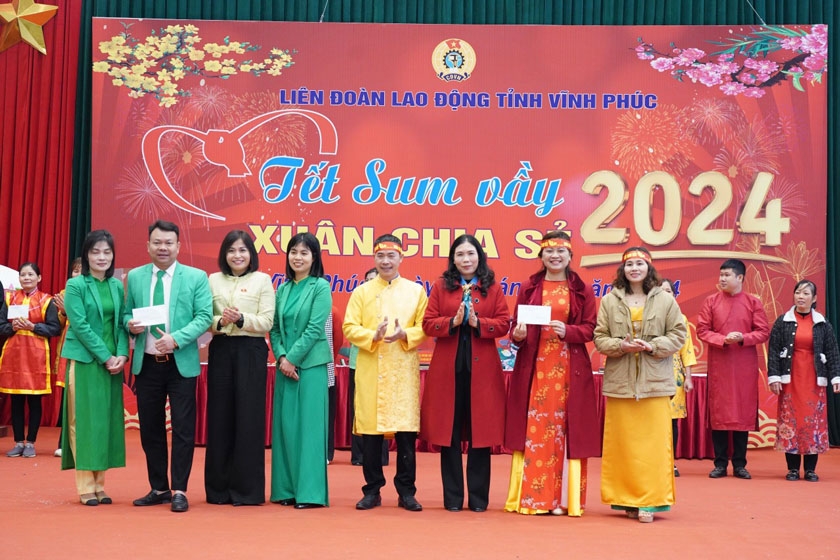 Bà Trịnh Thị Thoa - Chủ tịch LĐLĐ tỉnh Vĩnh Phúc - trao giải cho các đội thi.