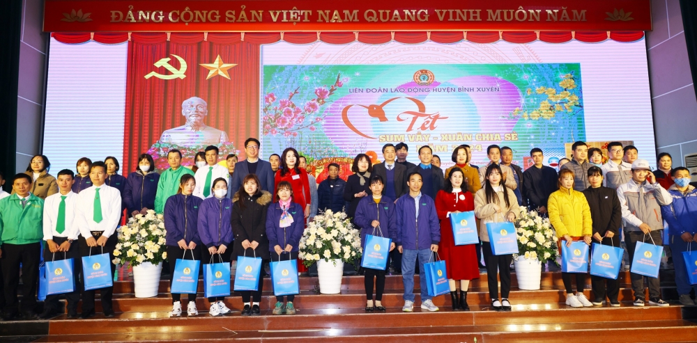 Đại diện lãnh đạo LĐLĐ tỉnh, LĐLĐ huyện Bình Xuyên trao quà Tết tặng công nhân, lao động có hoàn cảnh khó khăn. 