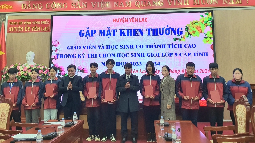 Huyện Yên Lạc: Khen thưởng học sinh có thành tích cao trong kỳ thi HSG lớp 9 cấp tỉnh