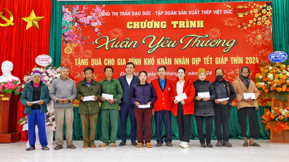 Đại diện lãnh đạo Công ty cổ phần Tập đoàn sản xuất Thép Việt Đức trao quà Tết tặng hộ gia đình có hoàn cảnh đặc biệt khó khăn trên địa bàn huyện Bình Xuyên.