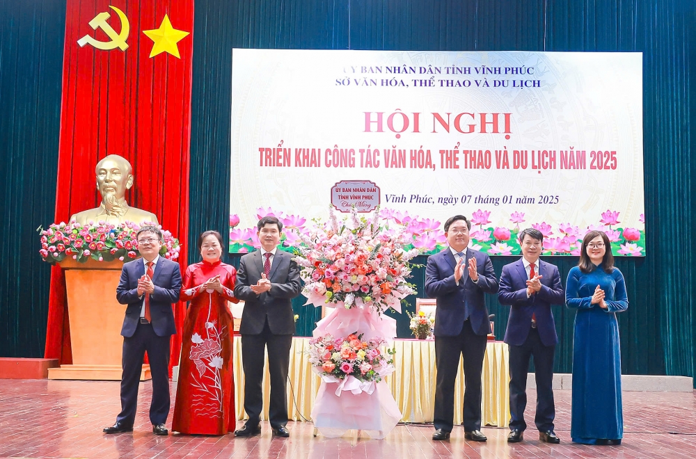 Lãnh đạo tình Vĩnh Phúc tặng hoa chúc mừng hội nghị