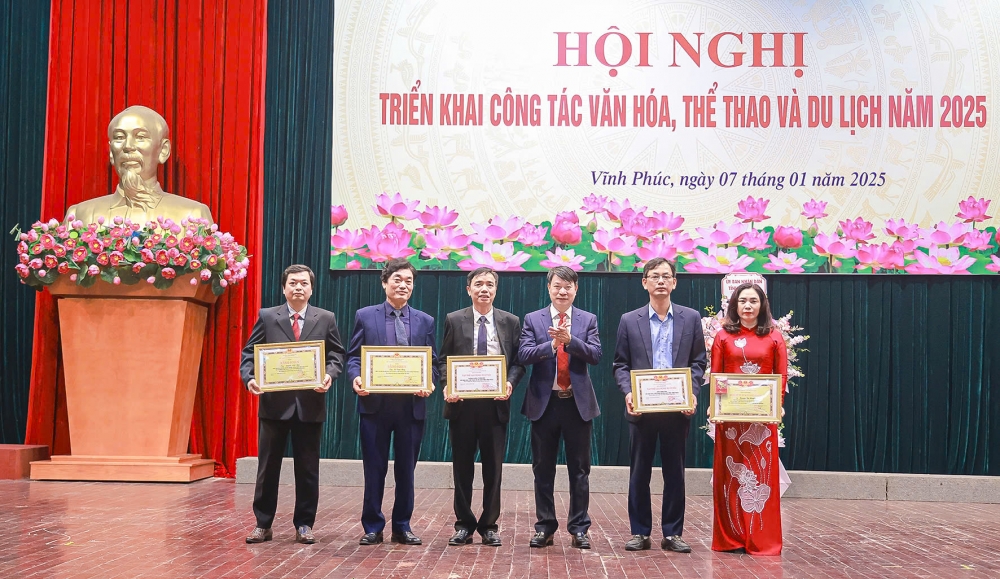 Phó Chủ tịch UBND tỉnh Nguyễn Khắc Hiếu trao Bằng khen của UBND tỉnh cho  các tập thể, cá nhân đạt thành tích xuất sắc trong năm 2024