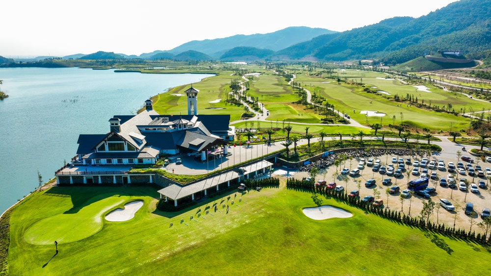 Sân golf Thanh Lanh rộng 73ha có quy mô 18 hố, tổng chiều dài sân 7000 yards chia thành 5 tee box riêng biệt phù hợp với trình độ và nhu cầu của golfer ở nhiều cấp độ khác nhau.