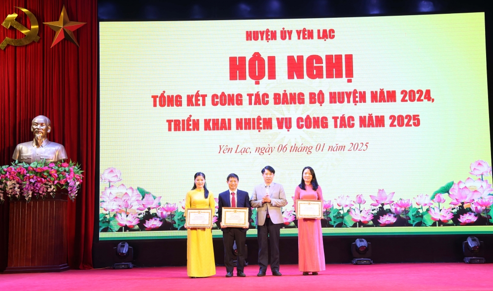 Khen thưởng cho các cá nhân có thành tích xuất sắc trong công tác tham mưu cho người đứng đầu cơ quan hoàn thành xuất sắc chỉ tiêu, nhiệm vụ trọng tâm được giao năm 2024