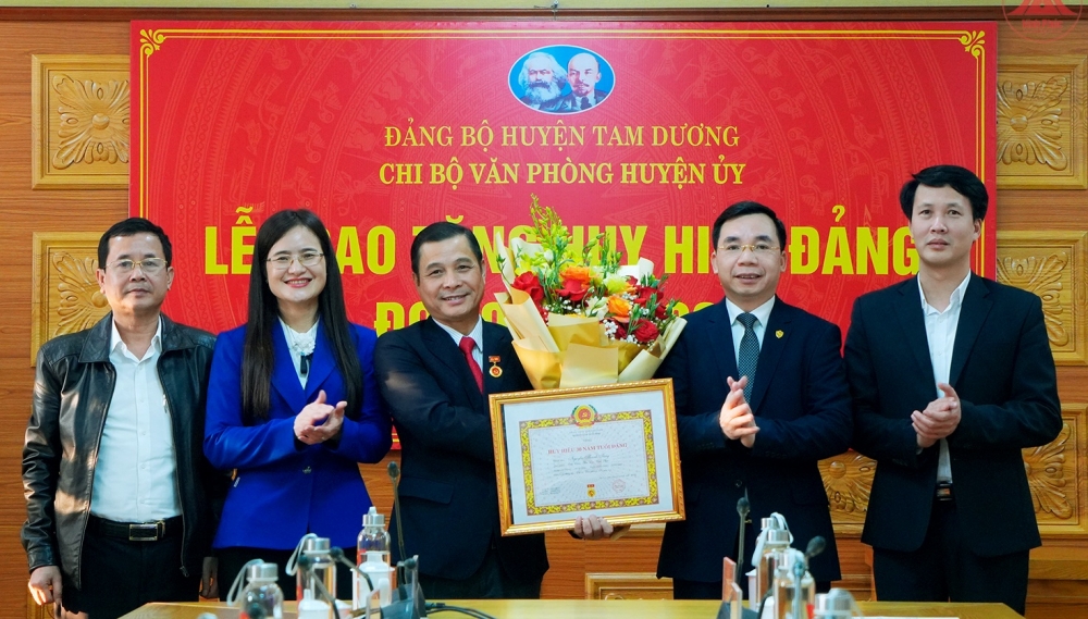   Phó Bí thư Thường trực Tỉnh ủy Bùi Huy Vĩnh; Phó trưởng Ban Tổ chức Tỉnh ủy Phan Thanh Nam và lãnh đạo huyện Tam Dương tặng hoa chúc mừng đồng chí Nguyễn Thanh Tùng. 