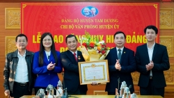 trao huy hieu 30 nam tuoi dang tang bi thu huyen uy tam duong