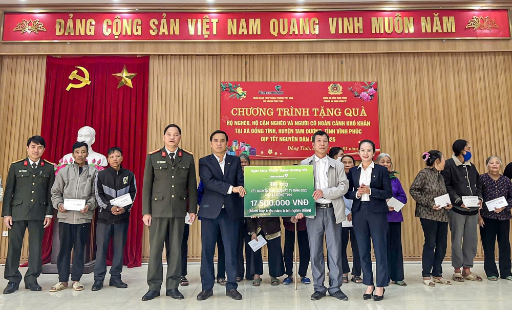 Đại diện Phòng An ninh kinh tế, Công an tỉnh, Ngân hàng Vietcombank Chi nhánh Vĩnh Phúc trao quà tặng các hộ cận nghèo, người có hoàn cảnh khó khăn trên địa bàn xã Đồng Tĩnh (Tam Dương).