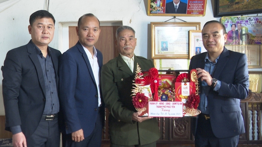 Lãnh đạo TP Phúc Yên tặng quà các gia đình chính sách dịp Tết