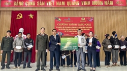 vinh phuc trao 70 suat qua tang ho can ngheo nguoi co hoan canh kho khan