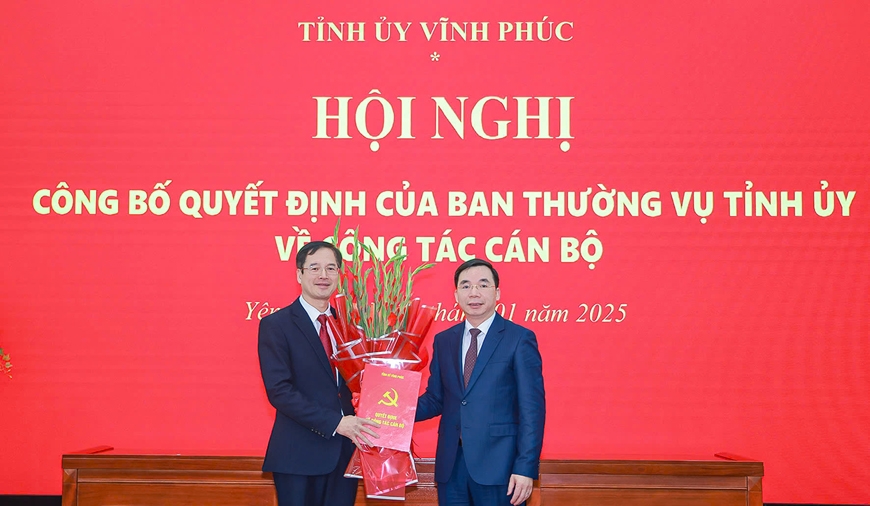 Phó Bí thư Thường trực Tỉnh ủy Bùi Huy Vĩnh trao Quyết định và tặng hoa chúc mừng tân Bí thư Huyện ủy Yên Lạc 