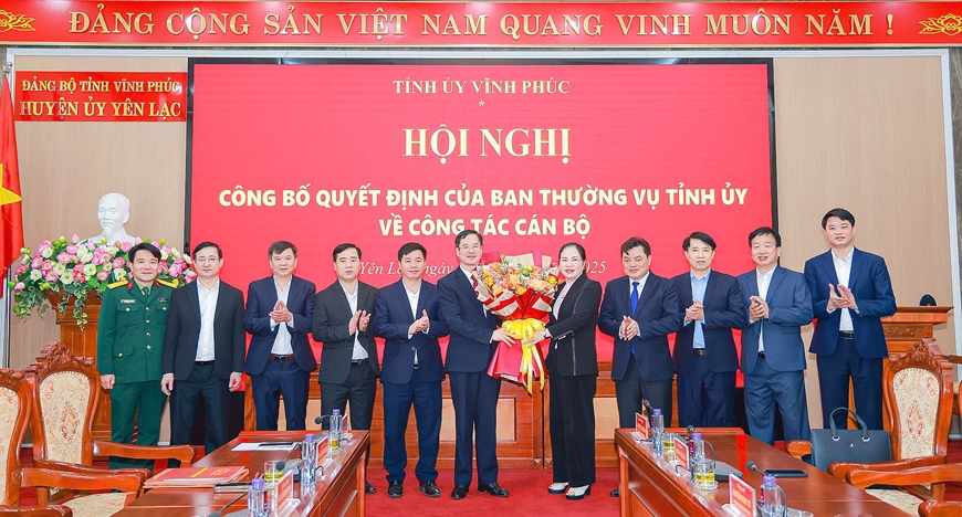  Ban Thường vụ Huyện ủy Yên Lạc tặng hoa chúc mừng Bí thư Huyện ủy Lại Hữu Tuyển