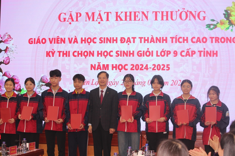 Thưởng nóng giáo viên, học sinh huyện Yên Lạc có thành tích trong kỳ thi HSG lớp 9 cấp tỉnh