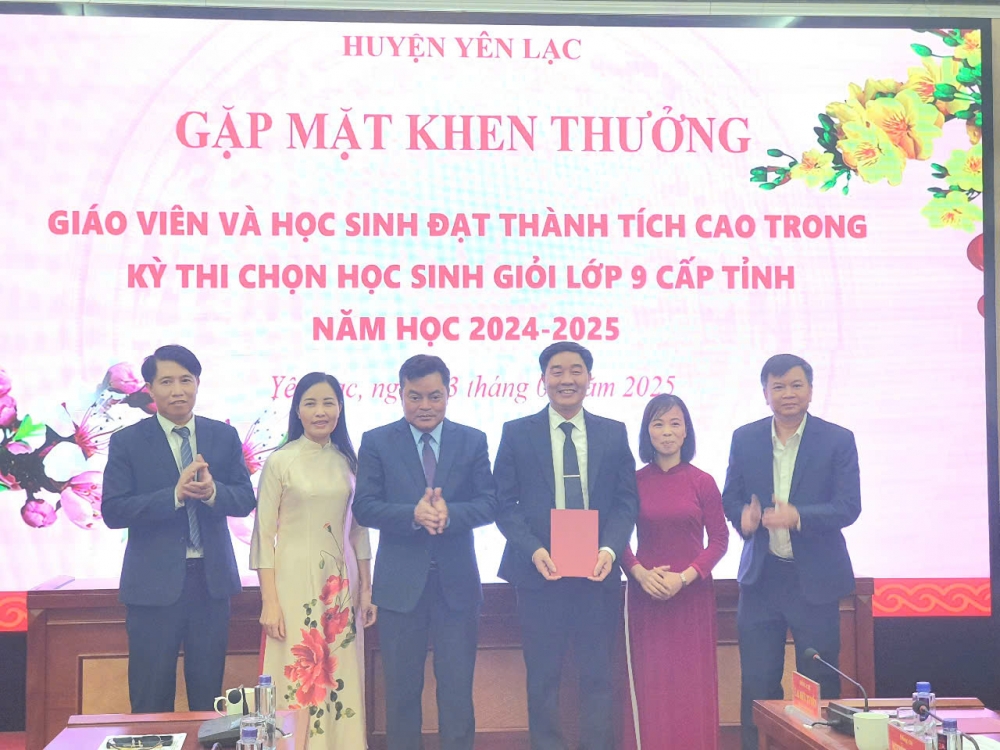 Thưởng nóng giáo viên, học sinh huyện Yên Lạc có thành tích trong kỳ thi HSG lớp 9 cấp tỉnh