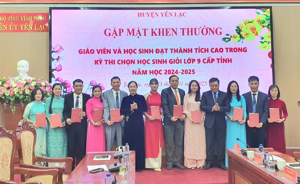 Thưởng nóng giáo viên, học sinh huyện Yên Lạc có thành tích trong kỳ thi HSG lớp 9 cấp tỉnh