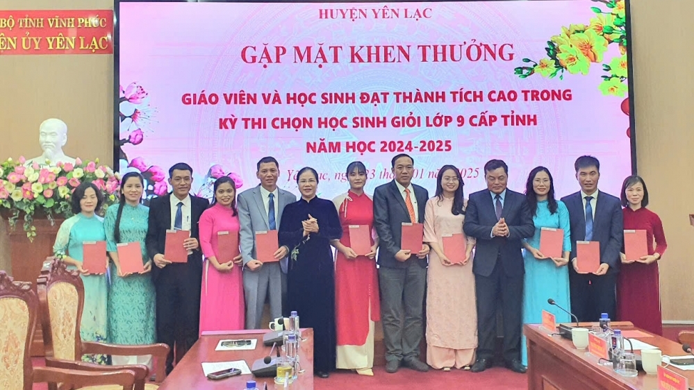 Huyện Yên Lạc: Thưởng nóng giáo viên, học sinh có thành tích trong kỳ thi HSG lớp 9 cấp tỉnh