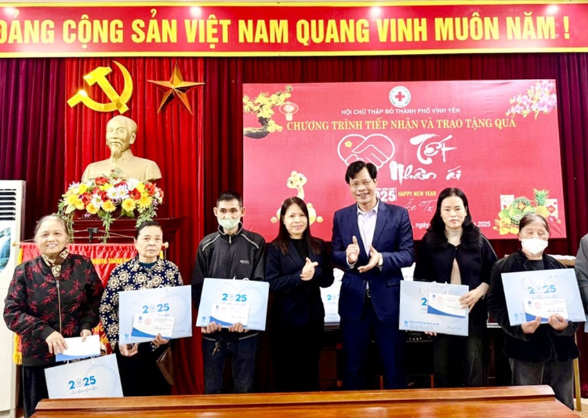 Đ.c Phó Bí thư thành ủy Nguyễn Hoài Nam trao tặng quà cho hộ nghèo, gia đình chính sách