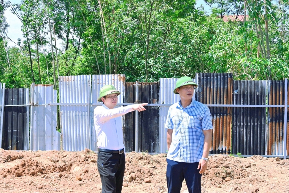 Đồng chí Nguyễn Hoài Nam, Phó Bí thư Đảng ủy, Chủ tịch UBND phường Vĩnh Phúc đã có buổi đi kiểm tra thực tế các vi phạm pháp luật về đất đai, xây dựng trên đại bàn