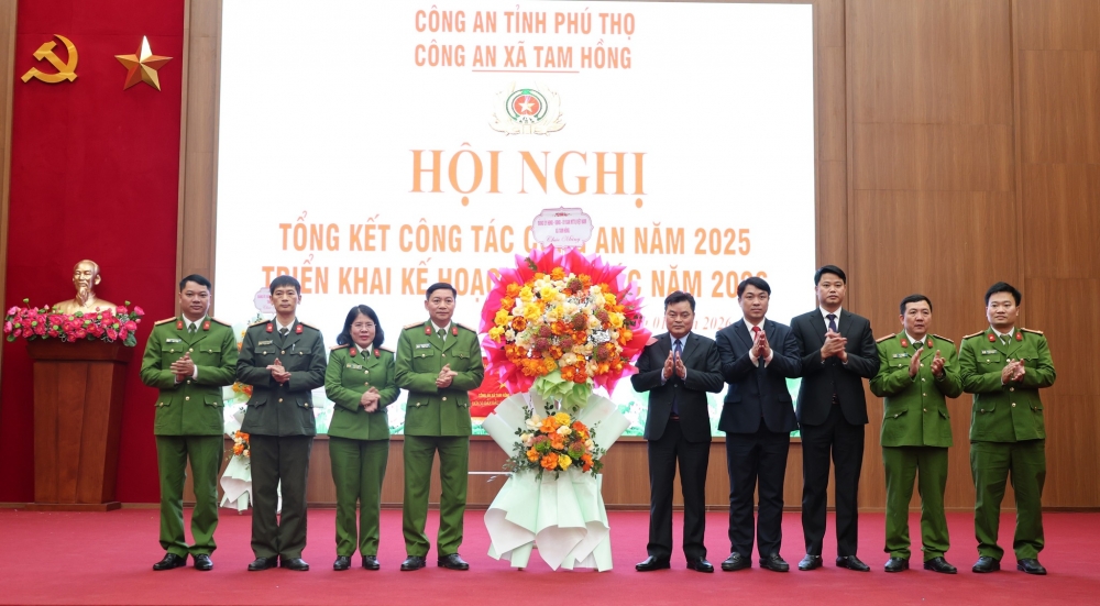 Các đồng chí Thường trực Đảng ủy xã tặng hoa chúc mừng Công an xã Tam Hồng