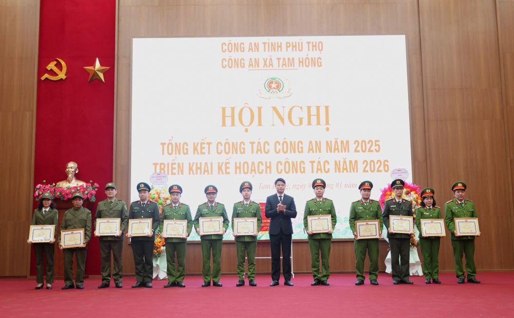 Đồng chí Nguyễn Đức Toàn, Phó bí thư Đảng ủy – Chủ tịch UBND xã khen thưởng cho các tập thể, cá nhân có thành tích xuất sắc trong phong trào “Vì an ninh Tổ Quốc năm 2025”