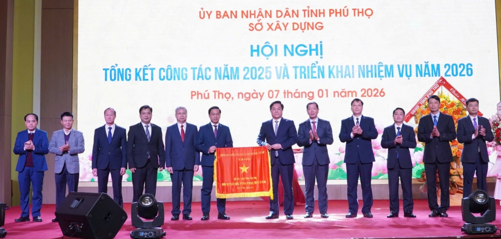 Thừa ủy quyền của Thủ tướng Chính phủ, Chủ tịch UBND tỉnh Trần Duy Đông trao Cờ thi đua của Thủ tướng Chính phủ cho tập thể Sở Xây dựng