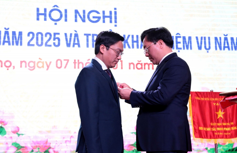 Chủ tịch UBND tỉnh Trần Duy Đông đã trao Huân chương Lao động Hạng Ba cho đồng chí Nguyễn Xuân Quang - TUV, Giám đốc Sở Xây dựng