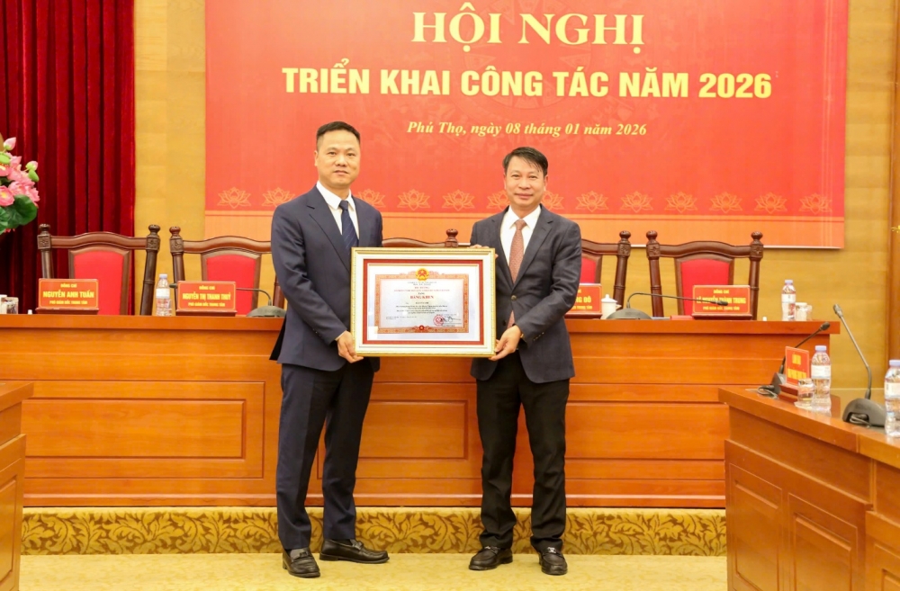 Phó Chủ tịch UBND tỉnh Nguyễn Khắc Hiếu trao Bằng khen của Thủ tướng Chính phủ cho cá nhân có thành tích xuất sắc trong quá trình công tác, góp phần vào sự nghiệp xây dựng chủ nghĩa xã hội và bảo vệ Tổ quốc